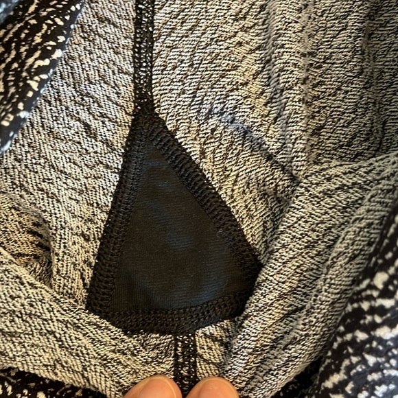 Lululemon Wunder Under
High-rise Black and White Size 6 - Picture 15 of 15